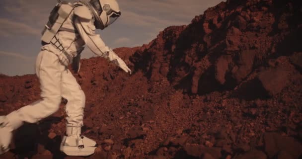 Zwei Astronauten auf dem Mars — Stockvideo