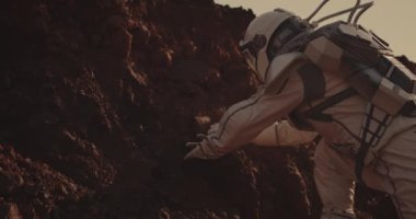 Astronot Mars'ta kaya inceliyor