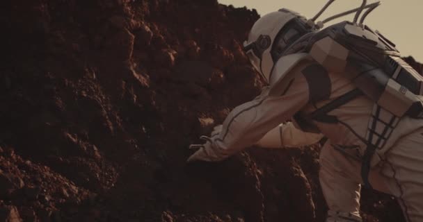 Astronaut onderzoekt rots op Mars — Stockvideo