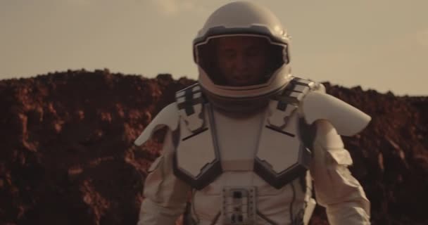 Zwei Astronauten auf dem Mars — Stockvideo