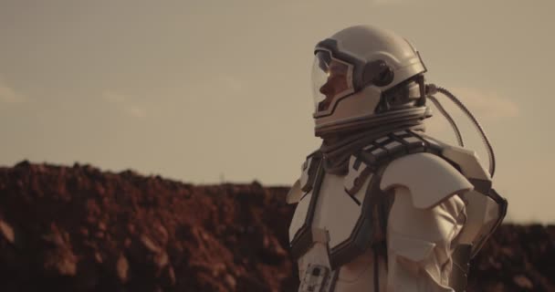 Astronauta mirando alrededor en Marte — Vídeo de stock