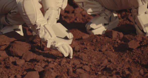 Astronautas recogiendo muestras de roca en Marte — Vídeos de Stock