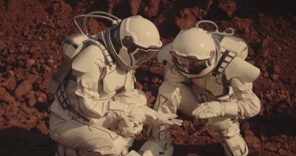 Mars'ta kaya örnekleri toplayan astronotlar — Stok video