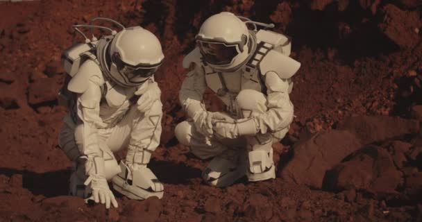 Astronauten die rotsmonsters verzamelen op Mars — Stockvideo