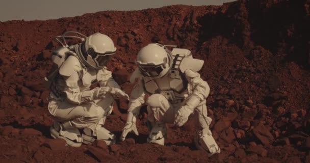 Astronot mengumpulkan sampel batu di Mars — Stok Video