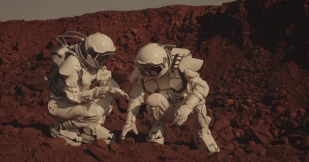 Mars'ta kaya örnekleri toplayan astronotlar — Stok video