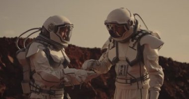 Mars'taki örneği inceleyen iki astronot