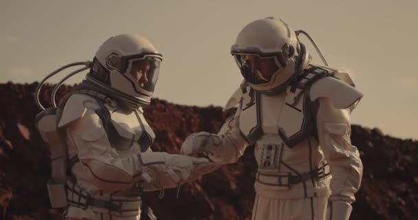 Zwei Astronauten untersuchen Probe auf dem Mars — Stockvideo