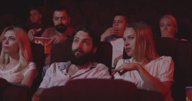 Konuşma ile çift rahatsız sinema seyirci