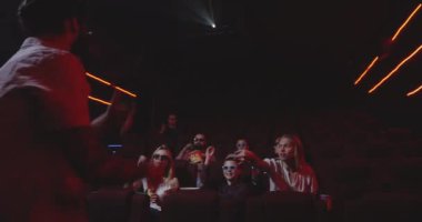 Sinemada adam rahatsız edici diğer sinemaseverler