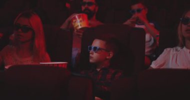 Sinemada komedi filmi izlerken çocuk