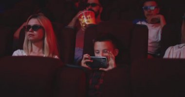 Oğlan korsan film içinde sinema ile Smartphone