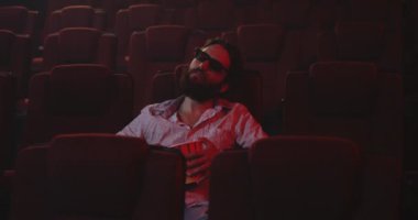 Güvenlik personeli sinemada Sleeping 'de sinema izleyicisi uyanma