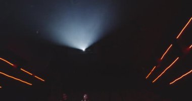 İzleyici sinemada komedi film izliyor