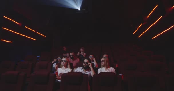 Public regardant des films comiques au cinéma — Video