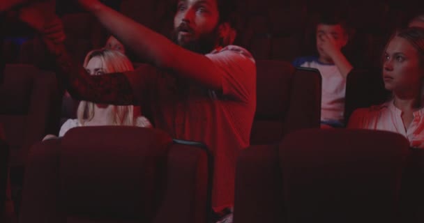 Человек пиратский фильм со смартфоном в кино — стоковое видео