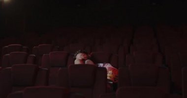 Sinema oditoryum patlamış mısır atma Rude film-Goer