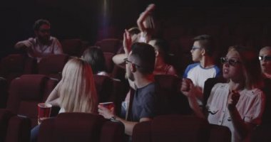 Adam sinemada erkek sinemacılar için film bozulmadan