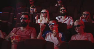 Baba ve oğul sinemada komedi izliyor