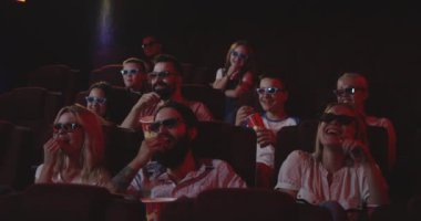 Sinemada komedi filmi izlerken filmgoers
