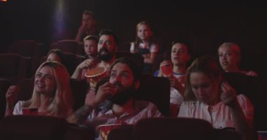 Genç adam sinema film izlemek