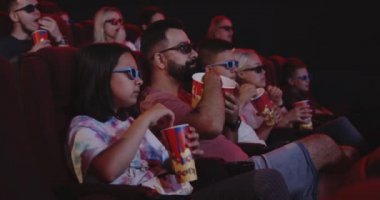 Sinemada aile yeme Popcorn