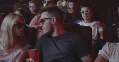 Adam sinemada erkek sinemacılar için film bozulmadan