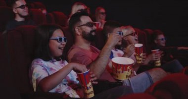 Sinemada aile yeme Popcorn