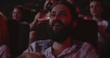 Genç adam sinema film izlemek