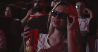 Sinemada komedi izlerken adam