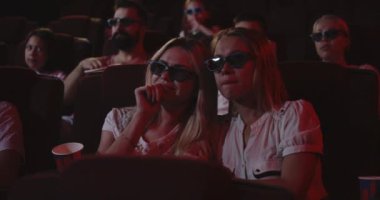 Sinemada üzücü film izlerken kadınlar
