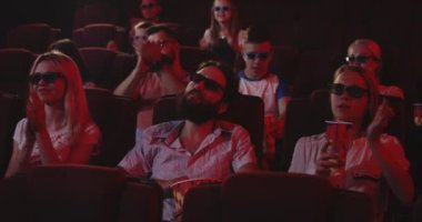 Bir sinemada bir filmde Uyuyan adam