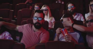 Sinemada onların çocuk gözleri kapsayan ebeveynler