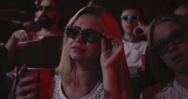 Sinemada ağlayan kadınlar