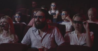 Sinema seyircisi film oynamayı bıraktıktan sonra şikayet ediyor