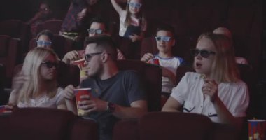 Adam sinemada erkek sinemacılar için film bozulmadan