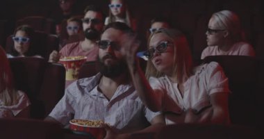 Sinema seyircisi film oynamayı bıraktıktan sonra şikayet ediyor