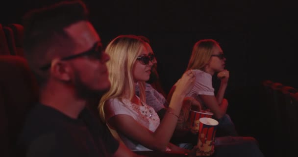 Familia comiendo palomitas en el cine — Vídeos de Stock