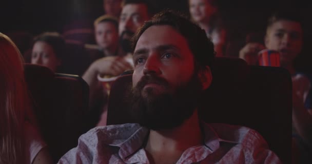 Genç adam sinema film izlemek — Stok video