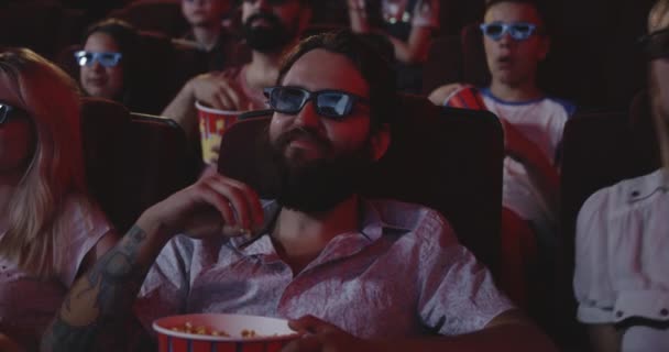 Gefascineerd publiek kijken naar film in de bioscoop — Stockvideo