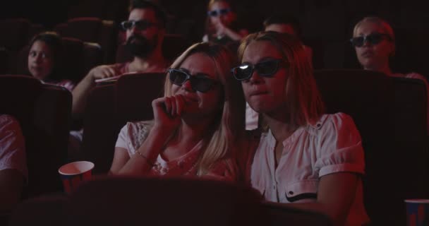Mujeres viendo películas tristes en el cine — Vídeos de Stock