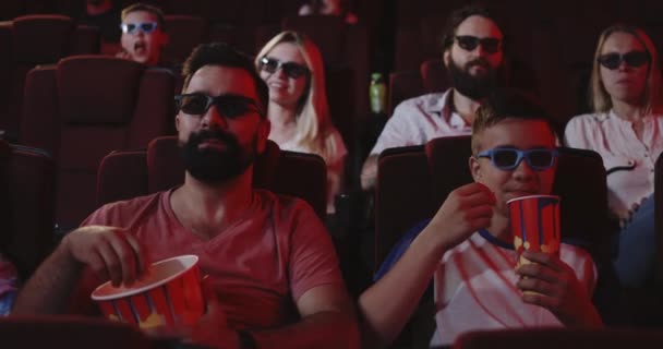 Vater und Sohn sehen Komödie im Kino — Stockvideo