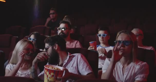 Mann verderbt Film für Filmkollegen im Kino — Stockvideo