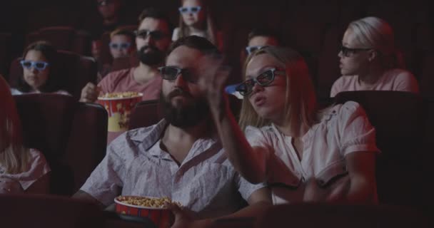 Cinema publiek klagen nadat film gestopt met spelen — Stockvideo