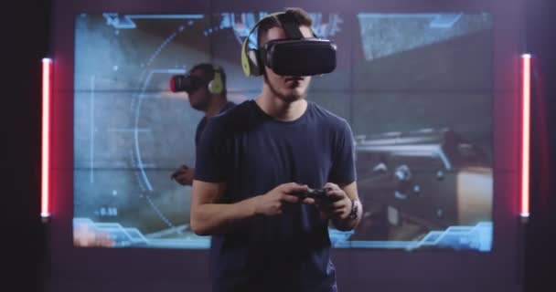 Jonge mannen die VR-spel spelen — Stockvideo