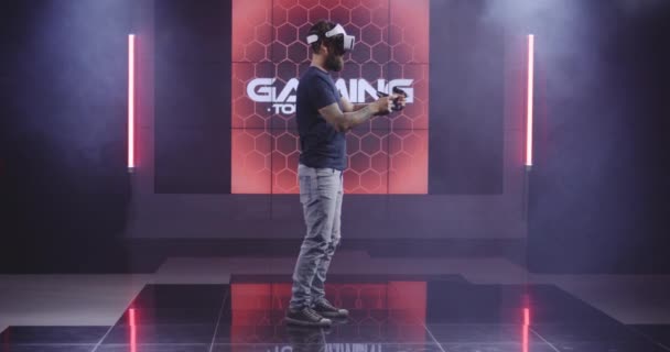 Hombres jóvenes jugando VR juego — Vídeos de Stock