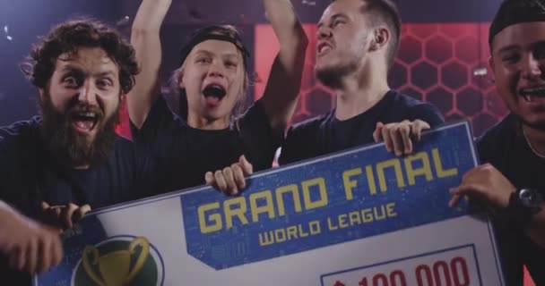 Equipe de torneio de jogos celebrando sua vitória — Vídeo de Stock