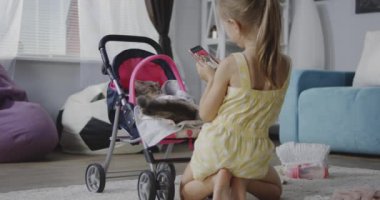 Kedi fotoğraf çekerken kız