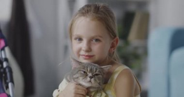 Kedi tutan bir kız.