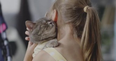 Kız tutan ve öpüşme kedi